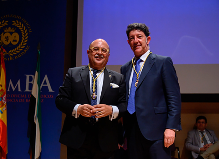 El Dr. Florencio Monje recibe la medalla al mérito colegial del colegio de médicos de Badajoz