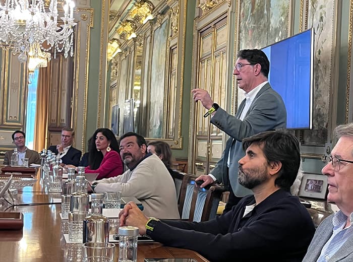 Empresarios y directivos influyentes en Madrid se reúnen para escuchar a Florencio Monje en una conferencia sobre arte y patología maxilofacial