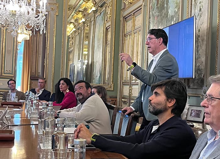 Empresarios y directivos de Madrid asisten a la conferencia de Florencio Monje sobre arte y patología maxilofacial