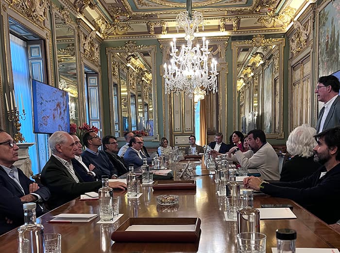 Empresarios y directivos influyentes en Madrid se reúnen para escuchar a Florencio Monje en una conferencia sobre arte y patología maxilofacial