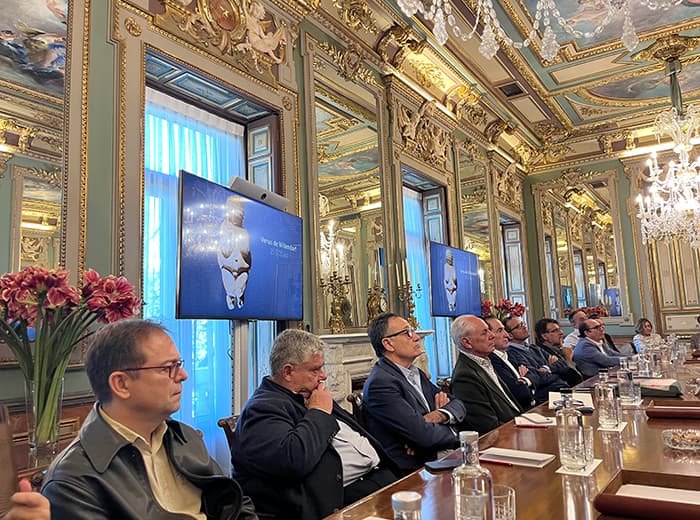 Empresarios y directivos influyentes en Madrid se reúnen para escuchar a Florencio Monje en una conferencia sobre arte y patología maxilofacial