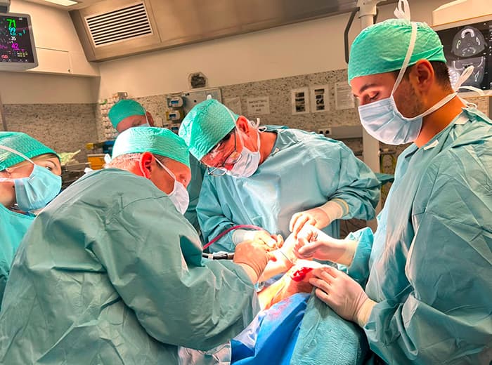 El Dr. Florencio Monje, en una reconstrucción mandibular en Brujas