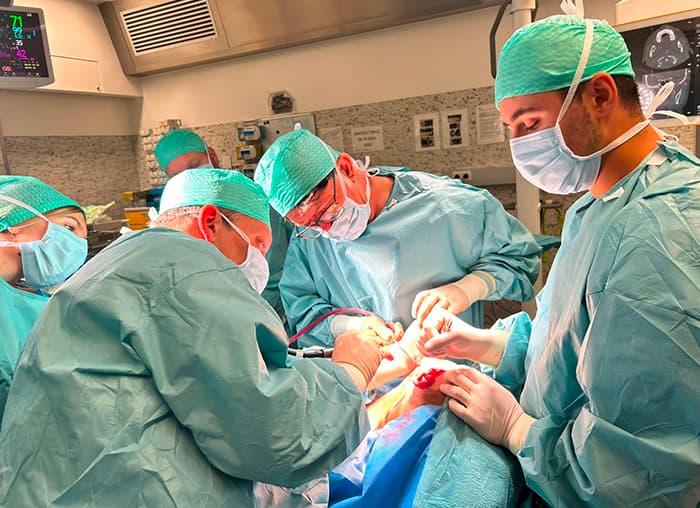 El Dr. Florencio Monje, en una reconstrucción mandibular en Brujas