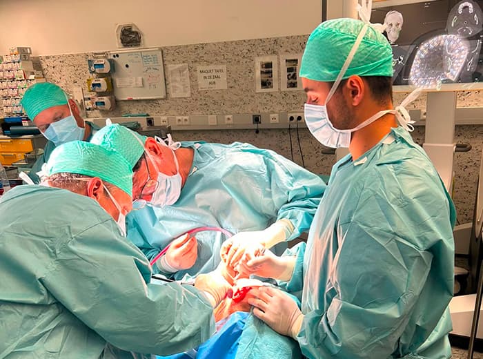 El Dr. Florencio Monje, en una reconstrucción mandibular en Brujas