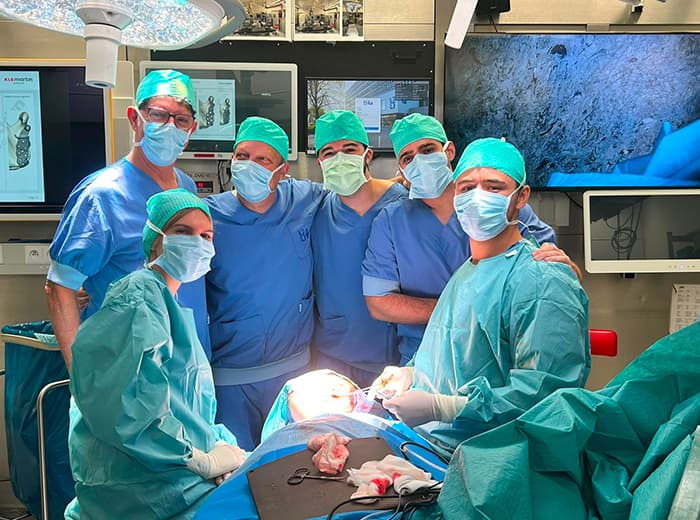 El Dr. Florencio Monje, en una reconstrucción mandibular en Brujas