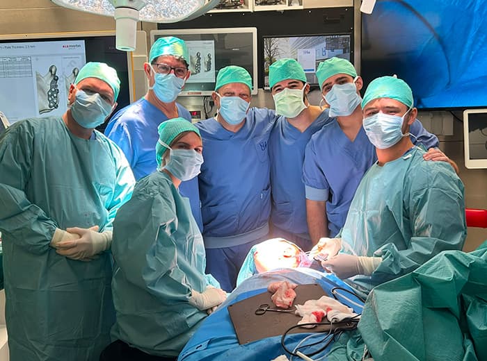 El Dr. Florencio Monje, en una reconstrucción mandibular en Brujas